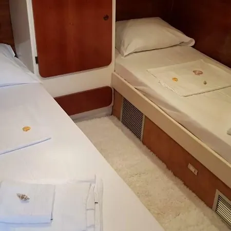 Yacht Botel 3*