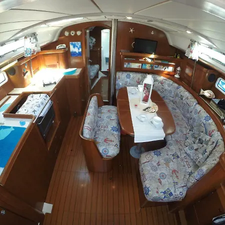 Botel Yacht