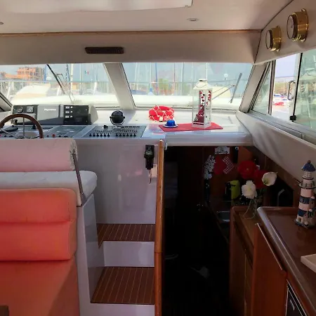 Botel Yacht