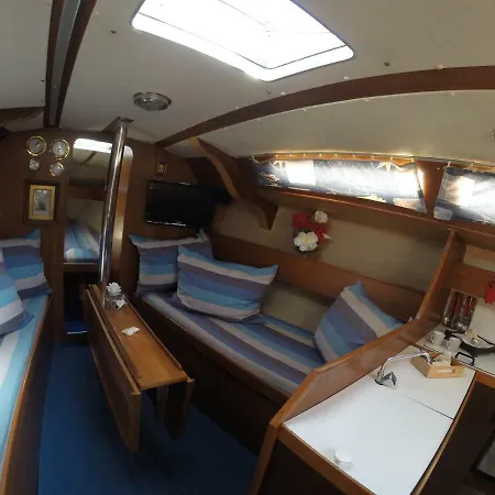 Botel Yacht