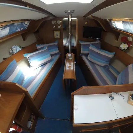 Botel Yacht