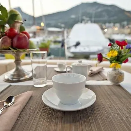 Yacht Botel 3*