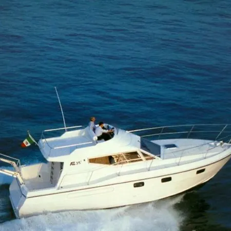 Botel Yacht