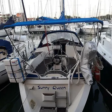 Botel Yacht