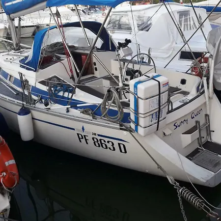 Botel Yacht 3*
