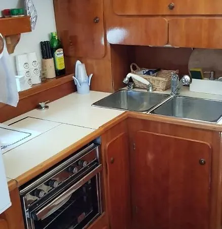Botel Yacht 3*